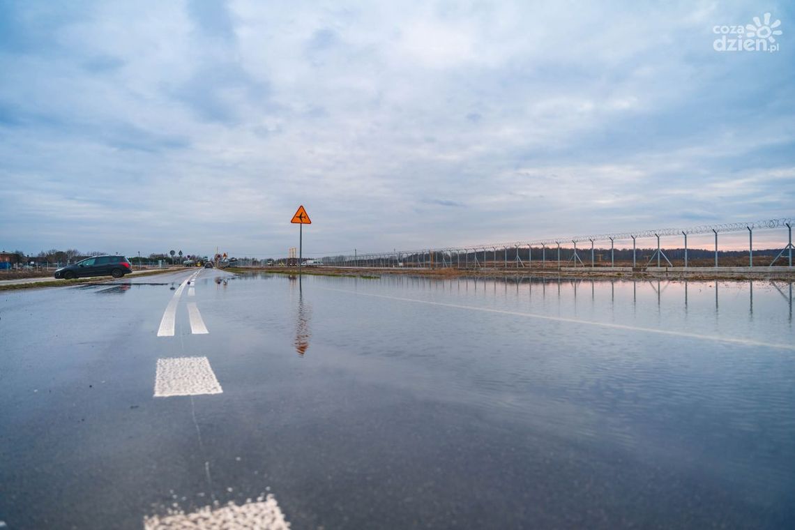 Zalana droga przy lotnisku. Co poszło nie tak? Zalana droga przy lotnisku. Co poszło nie tak?