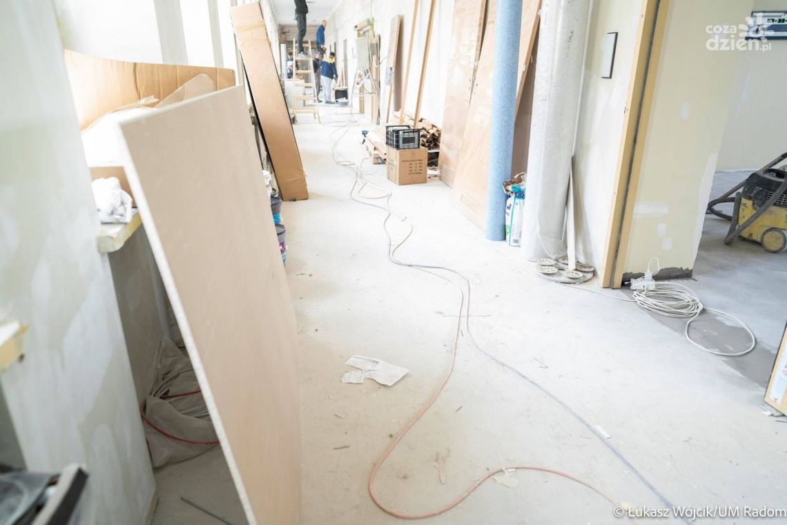 Zamiast łóżek jest plac budowy