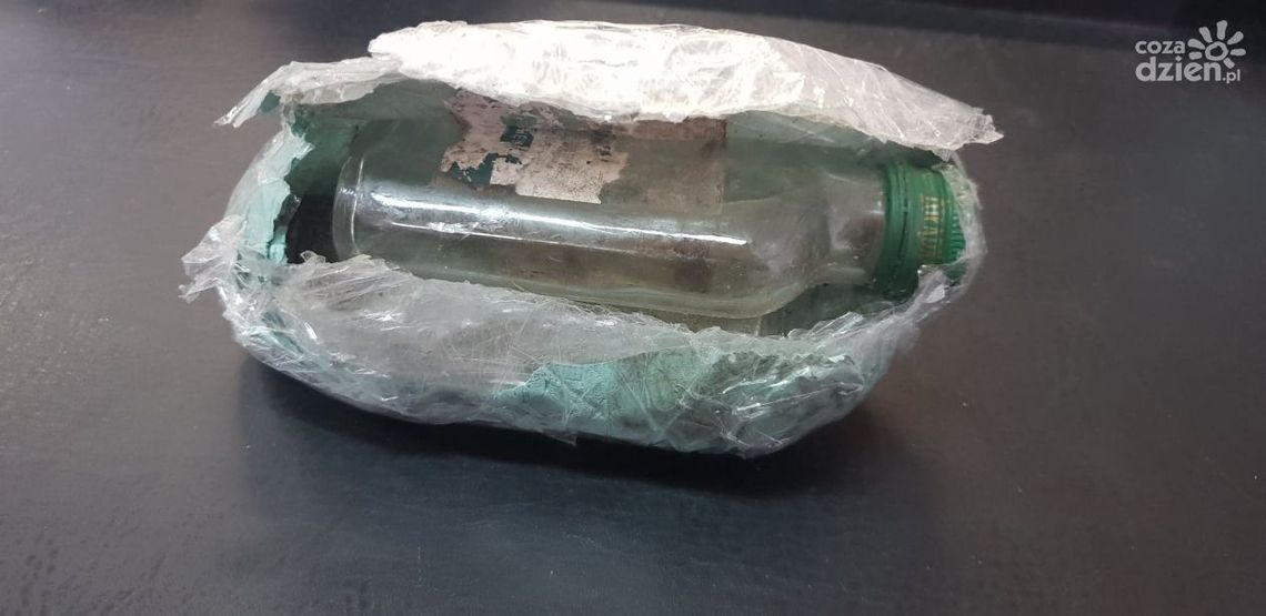 Zamiast telefonu w paczce były puste butelki