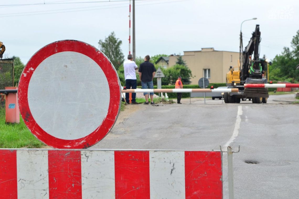 Zamknięty przejazd kolejowy w Owadowie