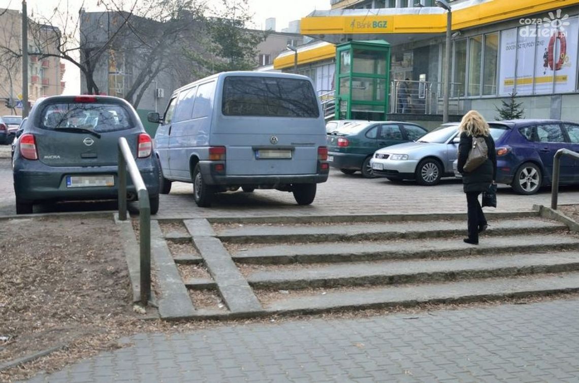 Zamontują słupki przy schodkach Zamontują słupki przy schodkach