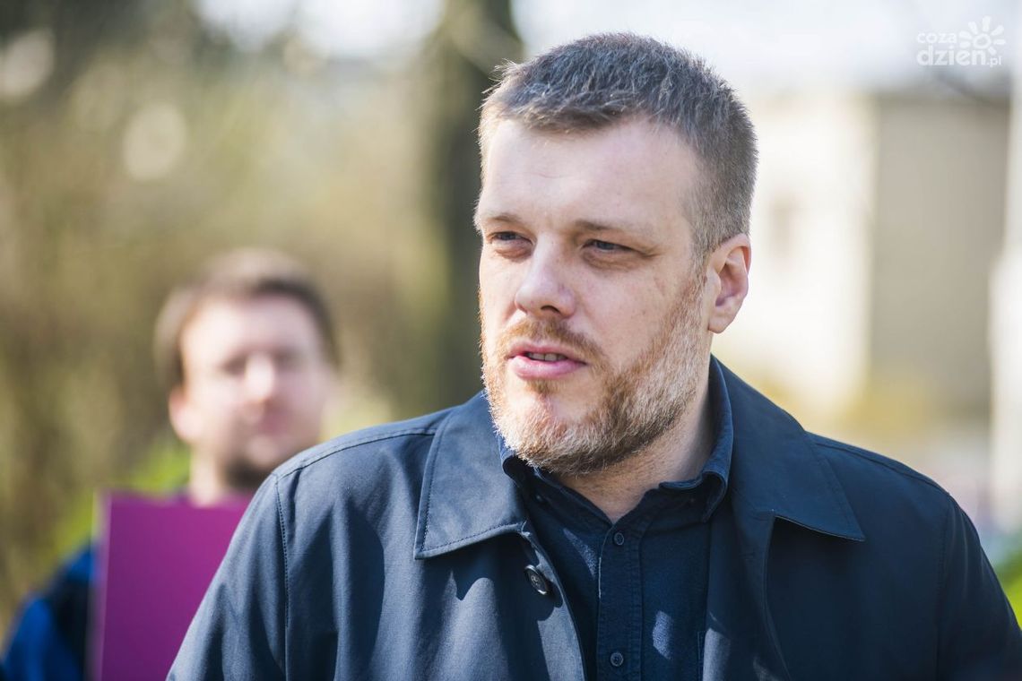 Zandberg: Posłowie zamykają się w enklawach prywatnych szkół