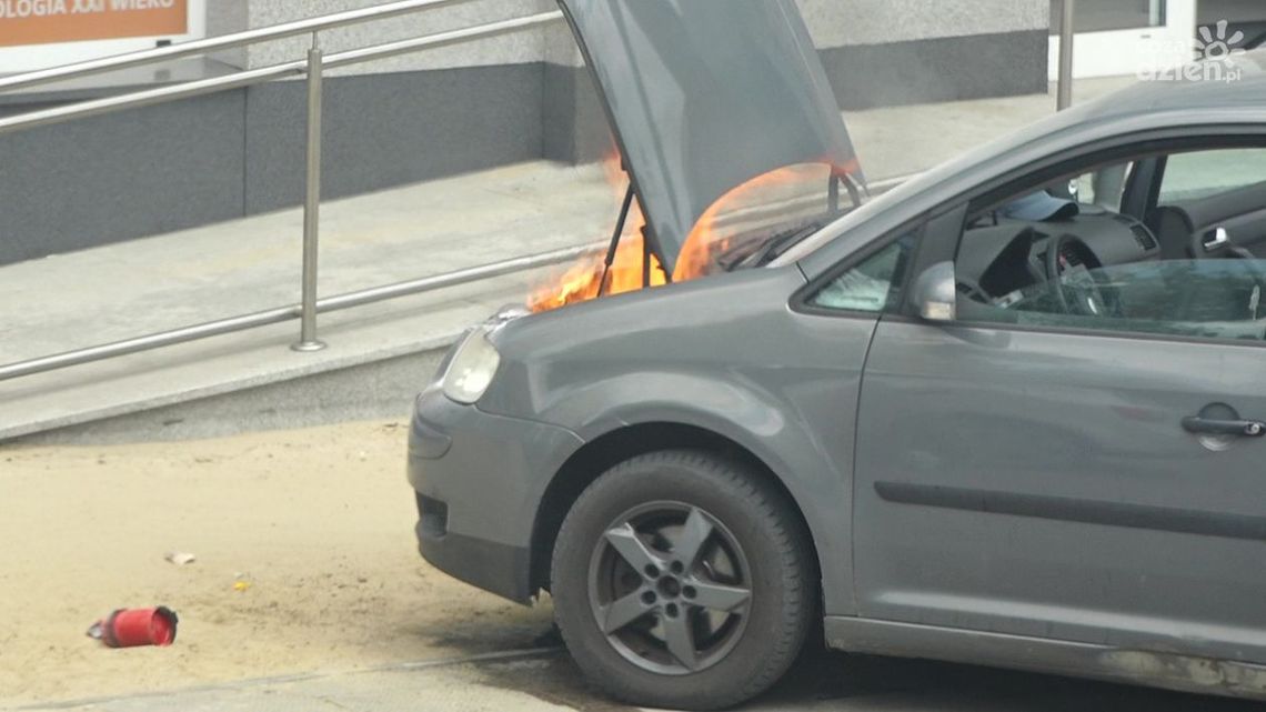 Zapaliło się auto. Pomagali kierowcy [wideo]