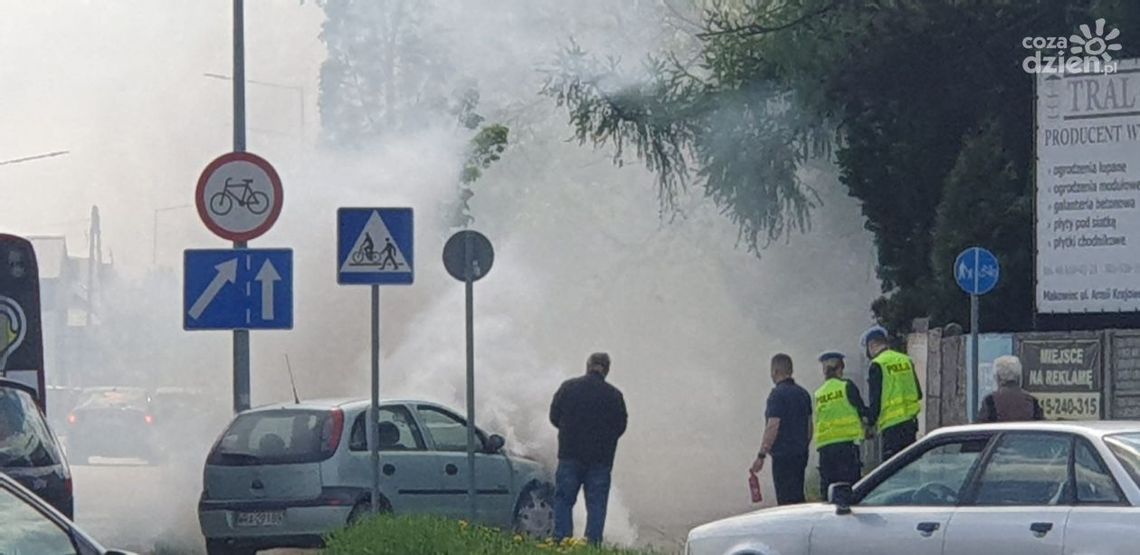 Zapaliło się auto. Strażacy są na miejscu