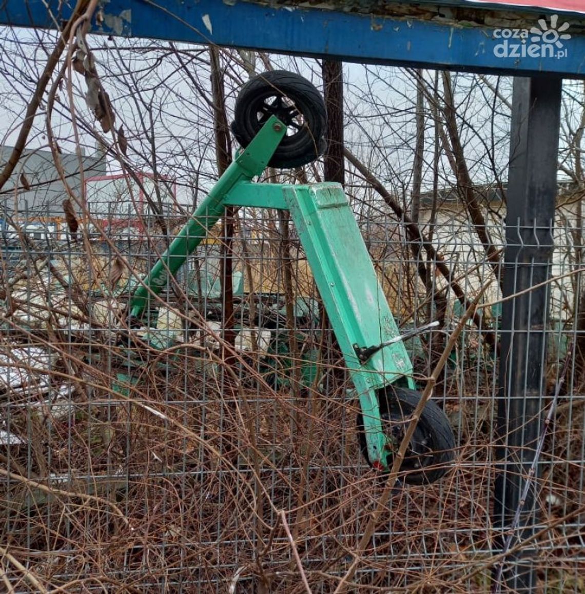 "Zaparkował" na ogrodzeniu 