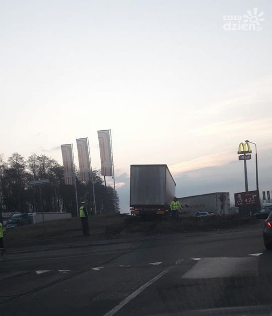 Zaparkował na rondzie? [Zdjęcia]