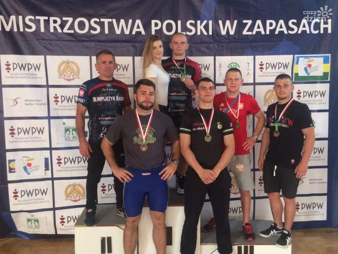 Zapaśnicy z medalami akademickich mistrzostw