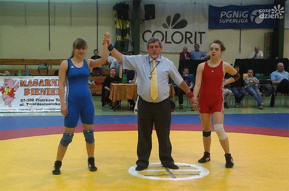 Zapaśniczka Olimpijczyka na podium Zapaśniczka Olimpijczyka na podium