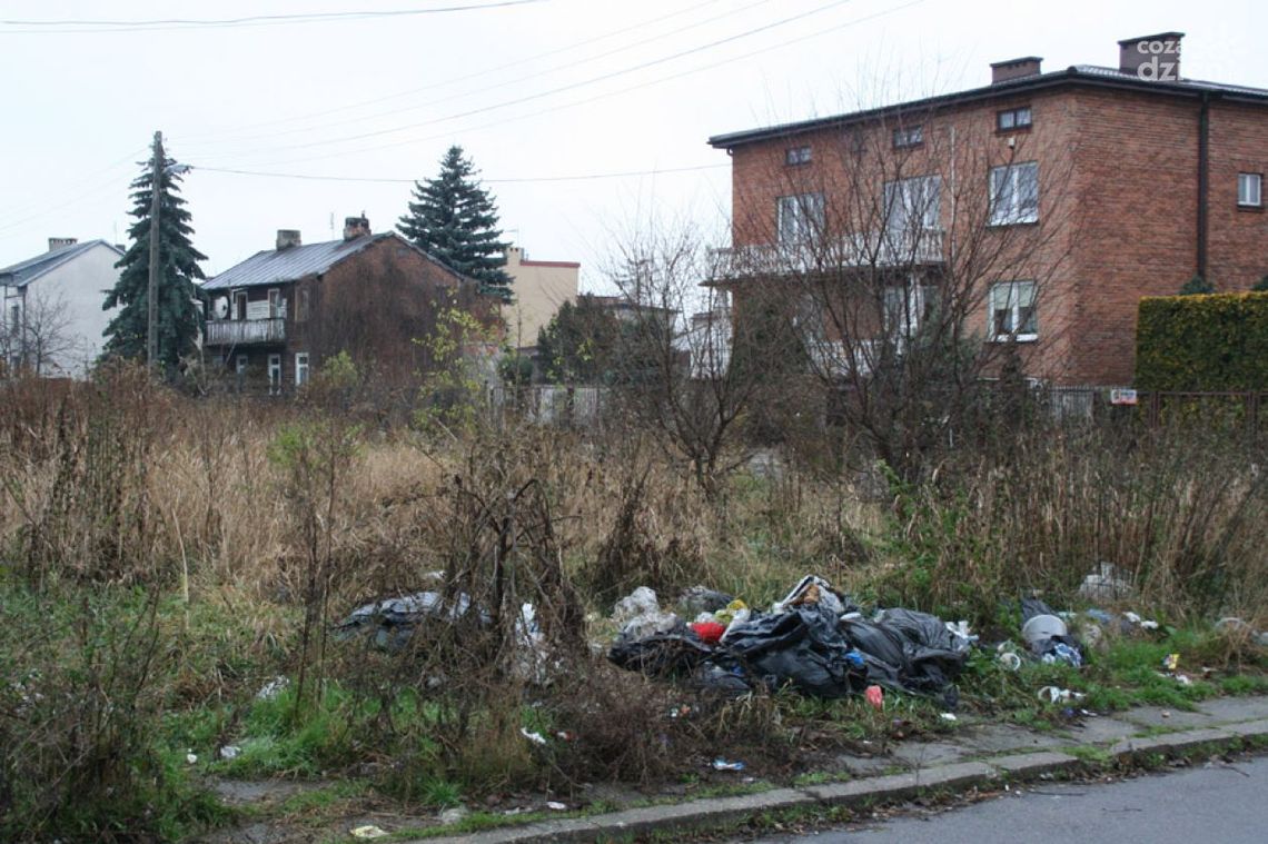 Zaśmiecona działka na Glinicach - problem nie do rozwiązania