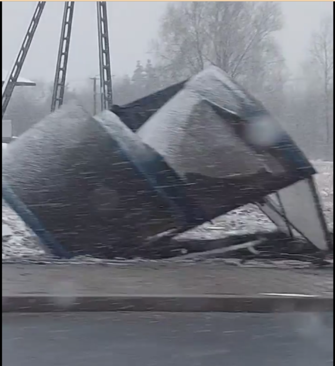 Zasnął za kierownicą i uderzył w przystanek