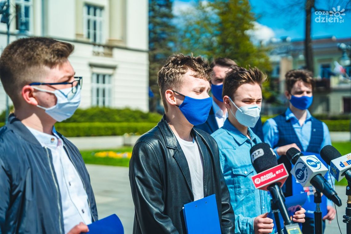 "Zaszczepię się, bo tęsknie za wolnością" Młodych .Nowoczesnych