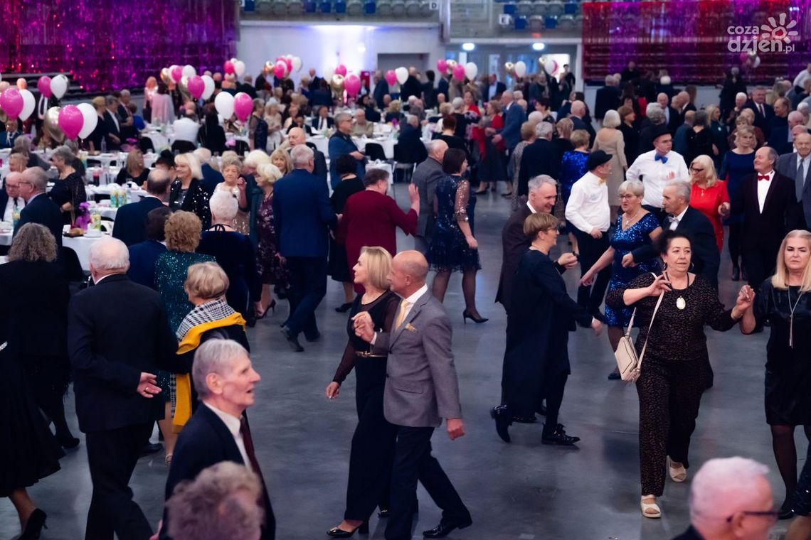 Zatańczyli poloneza, rozpoczęli bal. Tak bawili się seniorzy!