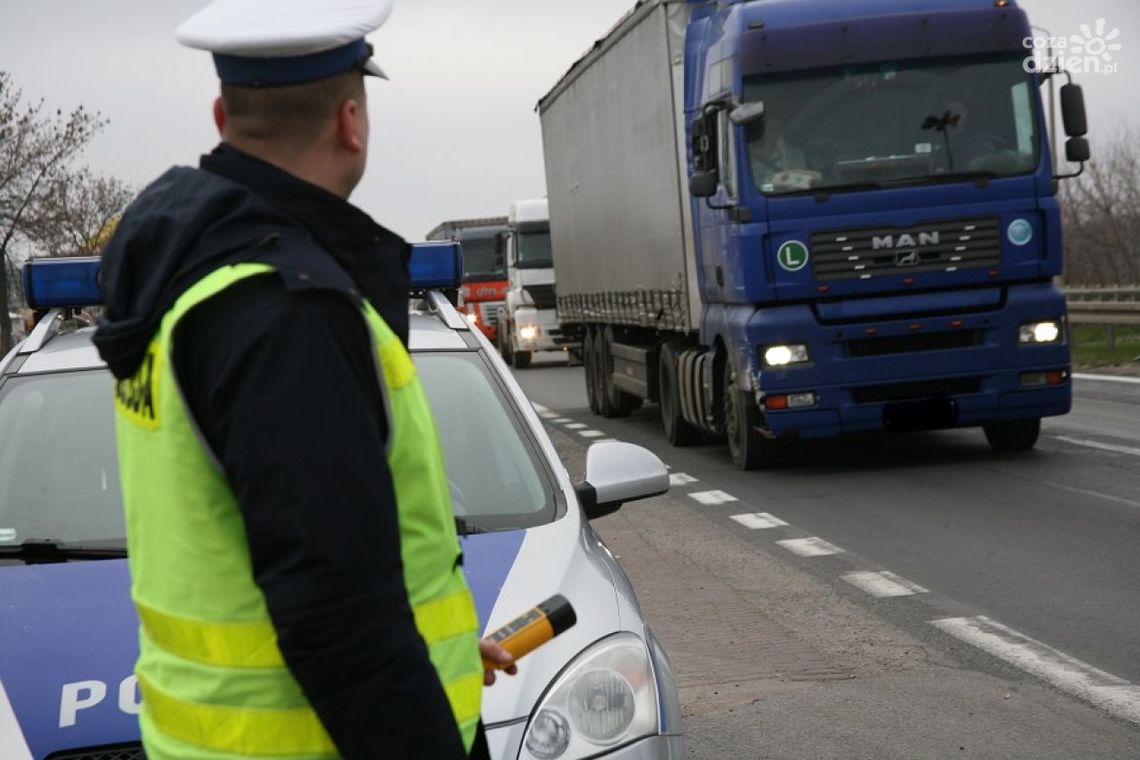 Zatrzymano 10 dowodów rejestracyjnychkierowów ciężarówek Zatrzymano 10 dowodów rejestracyjnychkierowów ciężarówek