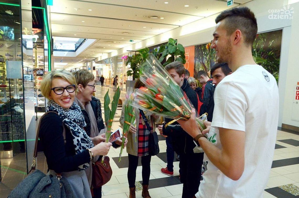 Zawodnicy Broni wręczali kwiaty i zapraszali na mecze Zawodnicy Broni wręczali kwiaty i zapraszali na mecze