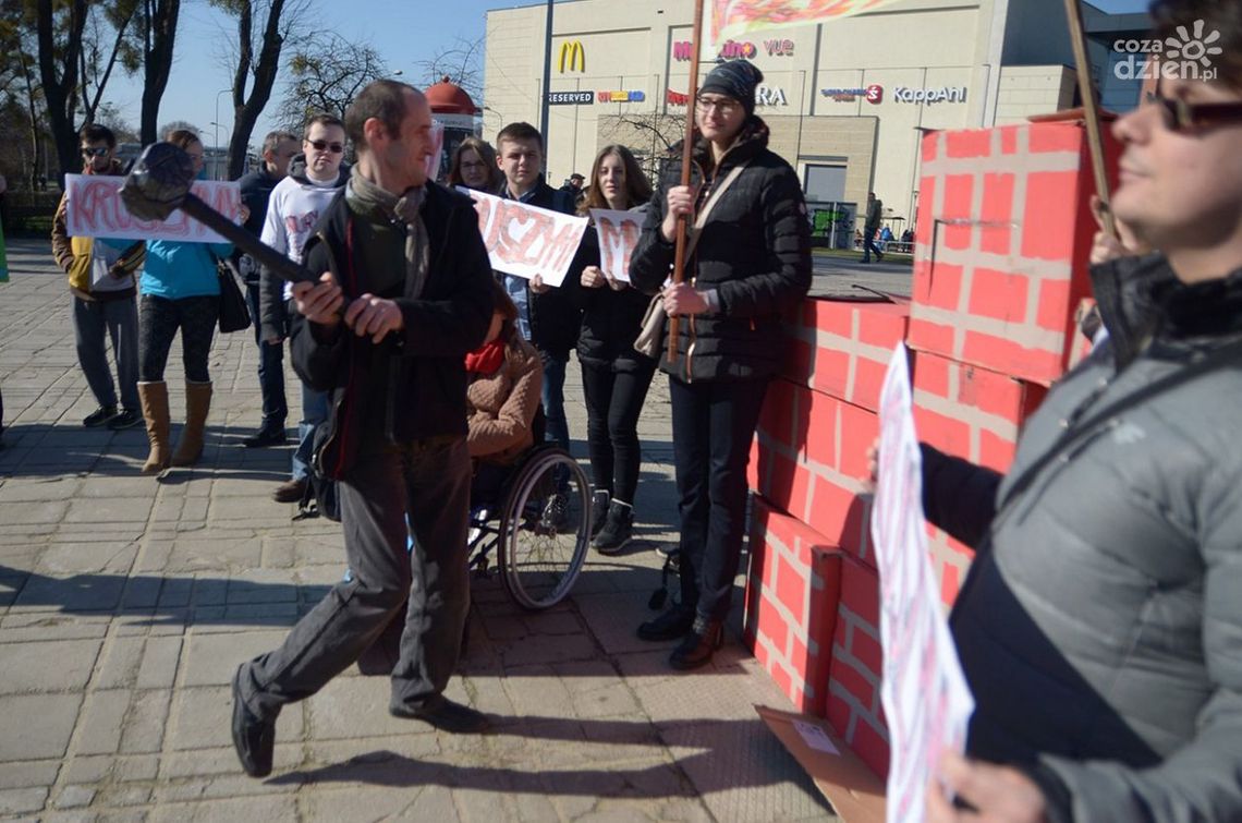 Zburzyli mur na placu