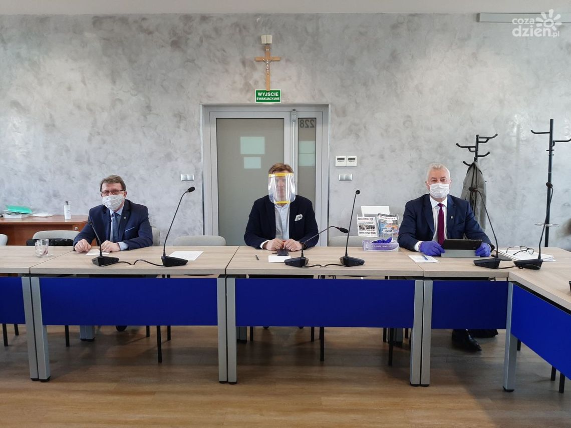 Zdalna sesja rady powiatu. Radni głosowali korespondencyjnie Zdalna sesja rady powiatu. Radni głosowali korespondencyjnie