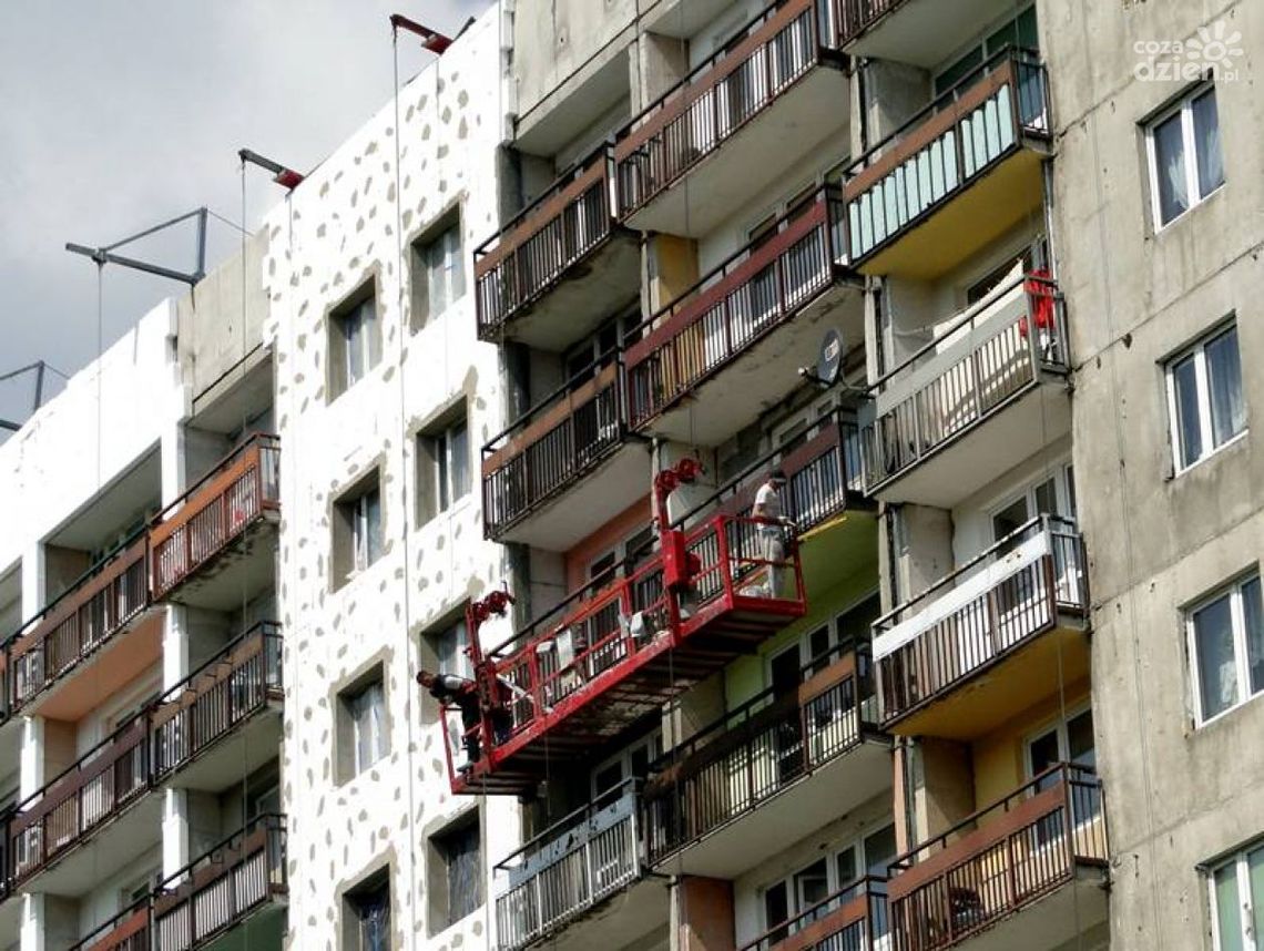 Zdejmują eternit z kolejnych wieżowców na Ustroniu Zdejmują eternit z kolejnych wieżowców na Ustroniu