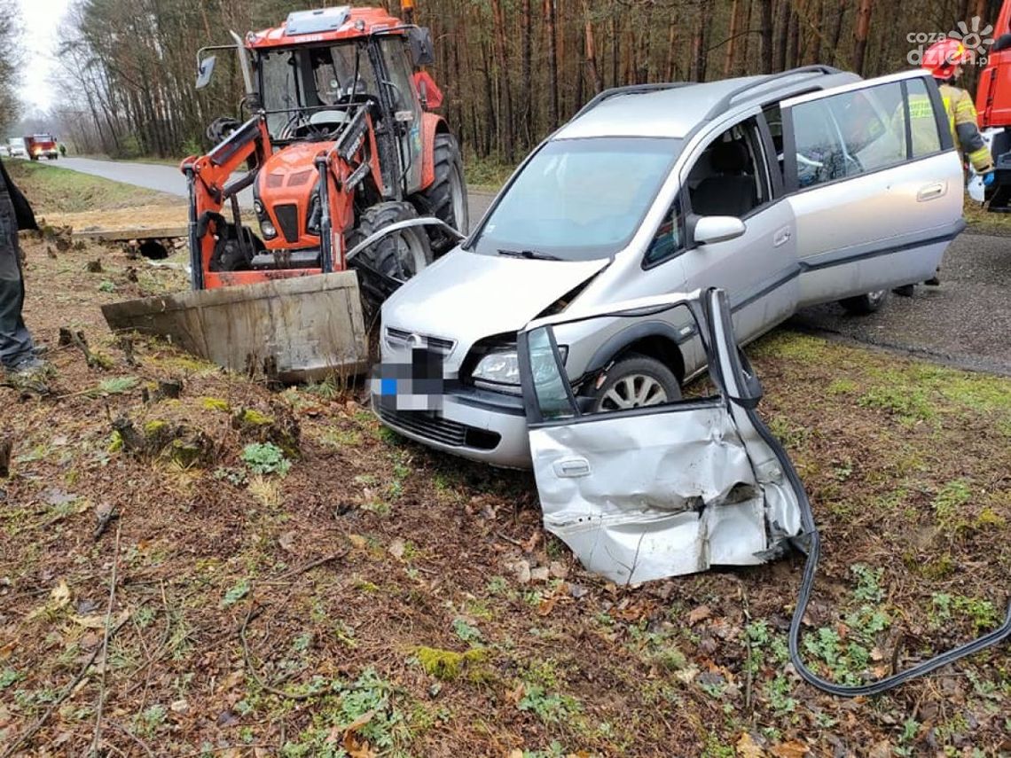 Zderzenie auta z ciągnikiem. Jedna osoba w szpitalu