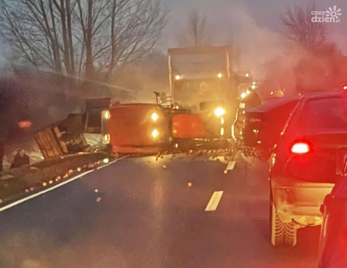 Zderzenie auta z traktorem, trzy osoby w szpitalu