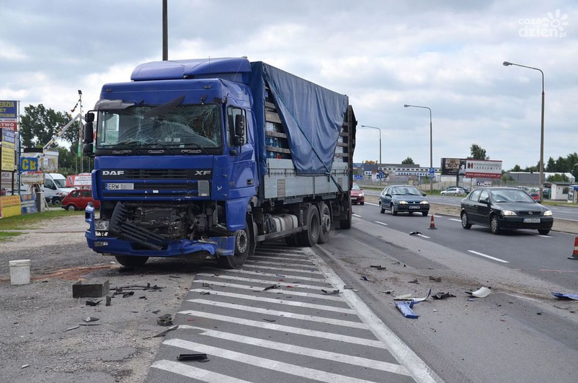 Zderzenie ciężarówek na "siódemce". Jedna osoba ranna