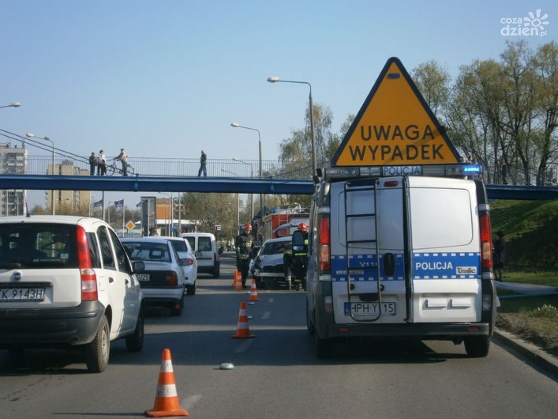 Zderzenie czołowe na Starokrakowskiej i potrącenie na Chrobrego