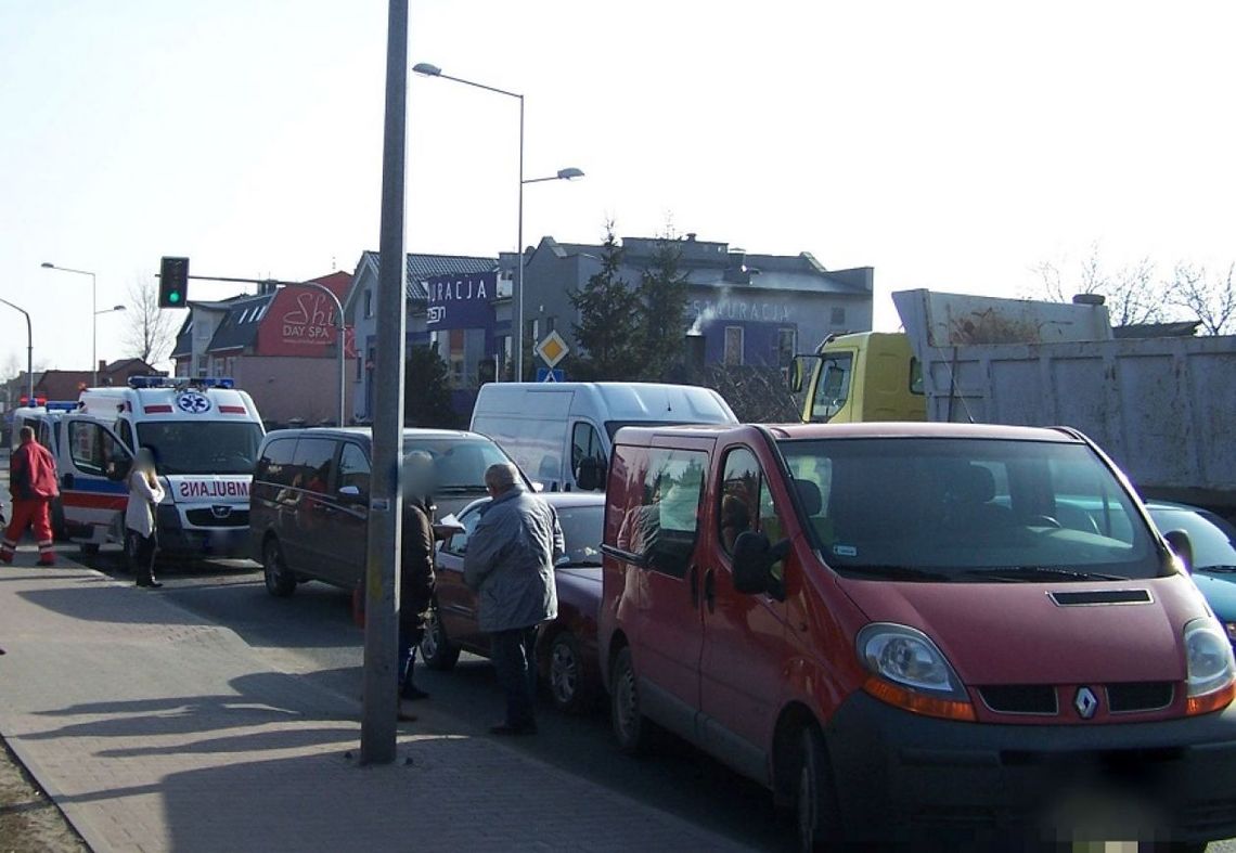 Zderzenie czterech aut, w tym karetki