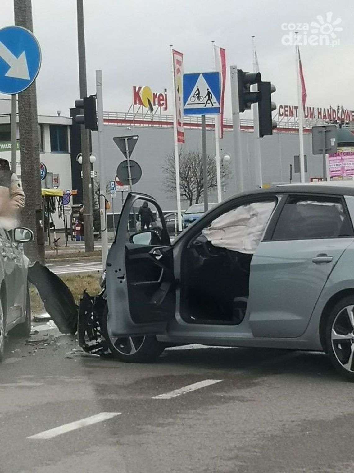 Zderzenie dwóch aut. 38-latka trafiła do szpitala
