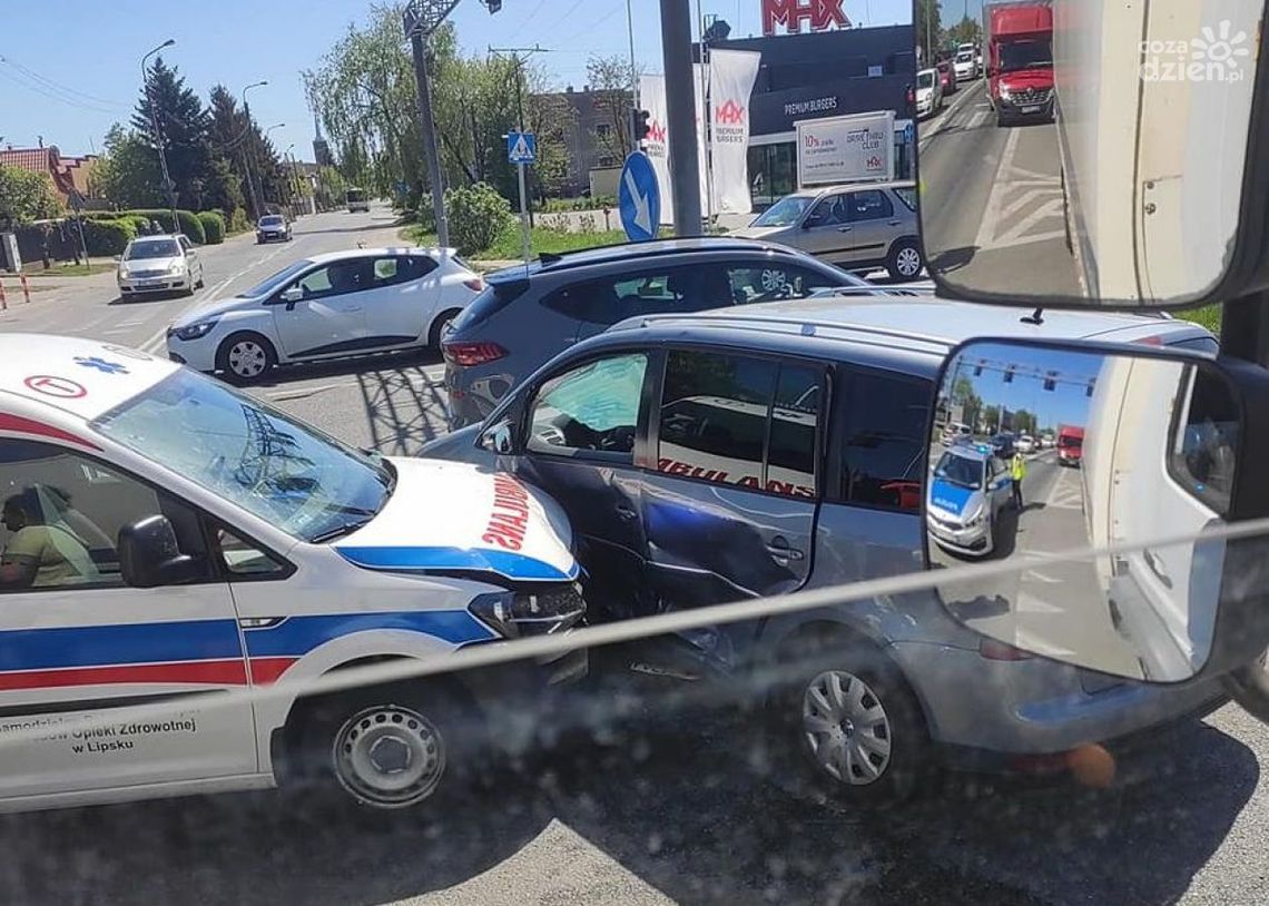 Zderzenie dwóch aut na skrzyżowaniu Grzecznarowskiego z Białą Zderzenie dwóch aut na skrzyżowaniu Grzecznarowskiego z Białą