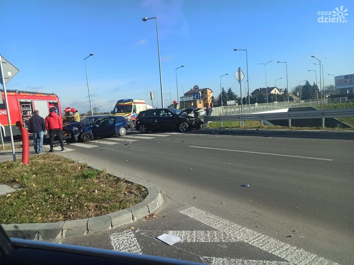 Zderzenie dwóch aut na wiadukcie przy ul. Lubelskiej w Radomiu Zderzenie dwóch aut na wiadukcie przy ul. Lubelskiej w Radomiu