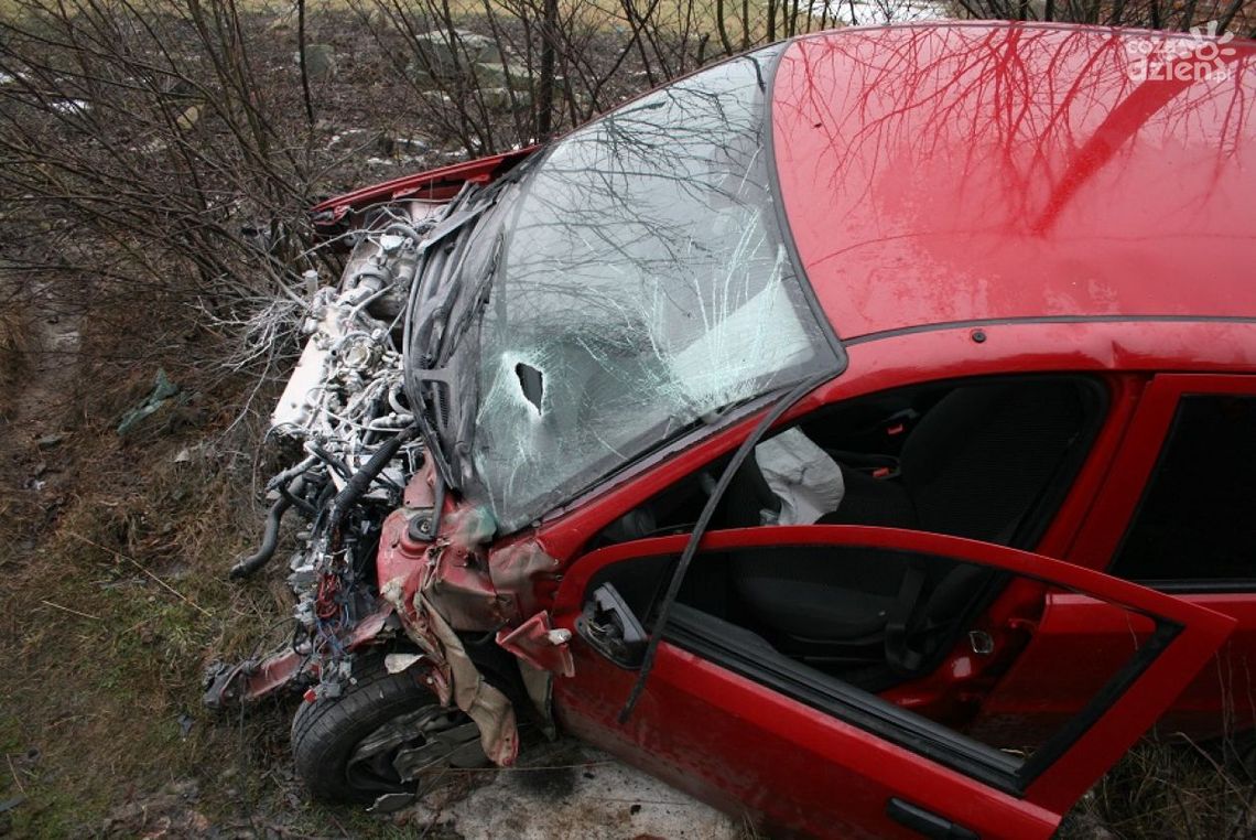 Zderzenie fiata z autobusem. Jedna osoba ranna Zderzenie fiata z autobusem. Jedna osoba ranna
