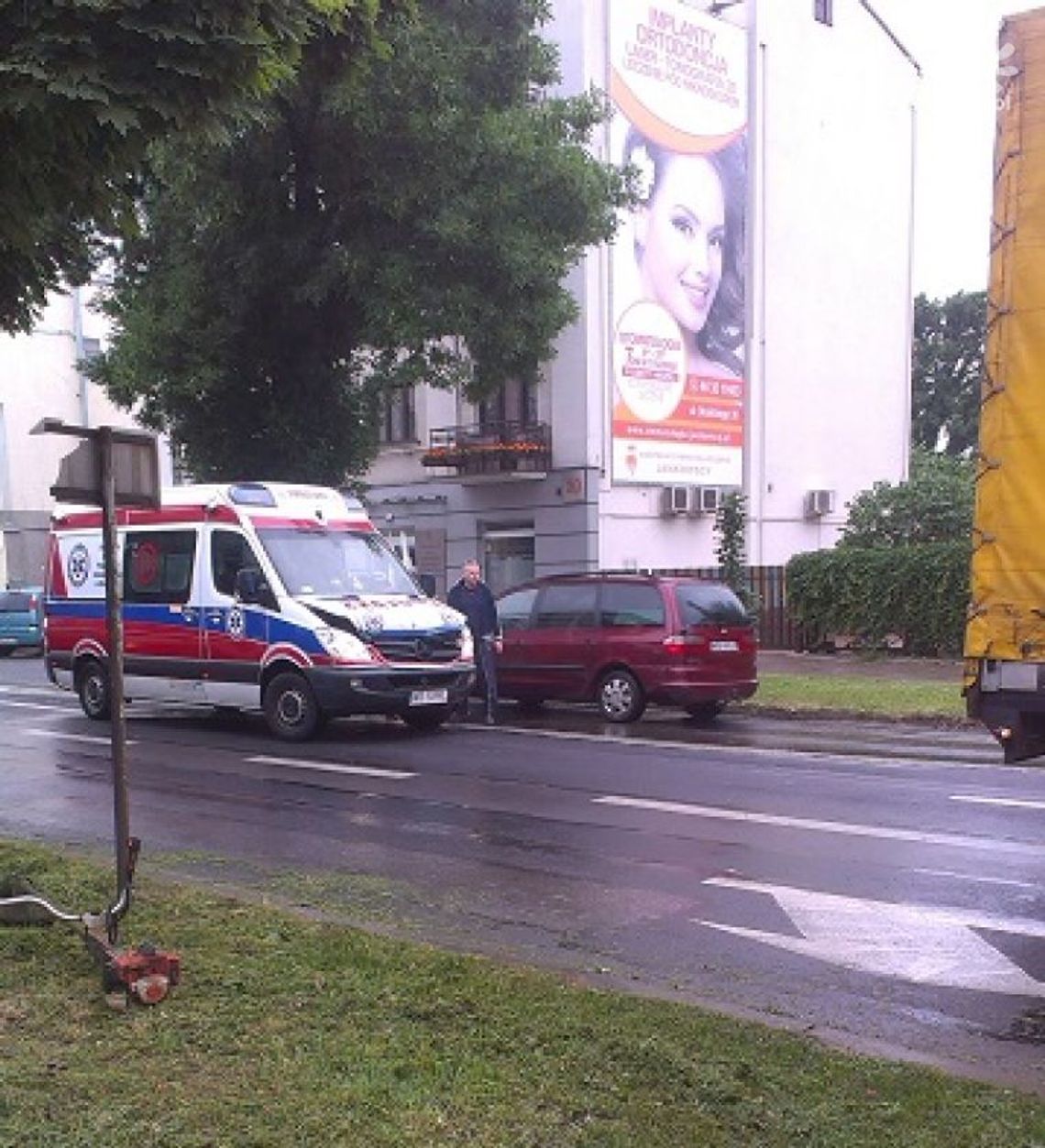 Zderzenie karetki z tirem na ul. Okulickiego (aktualizacja) Zderzenie karetki z tirem na ul. Okulickiego (aktualizacja)