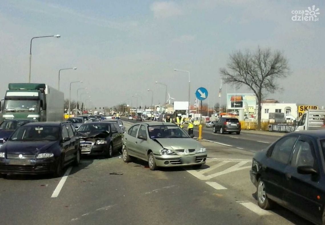 Zderzenie pięciu aut na drodze nr 7. Ciężarna w szpitalu