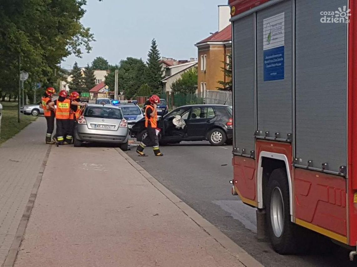 Zderzenie trzech aut. Dwie kobiety w szpitalu
