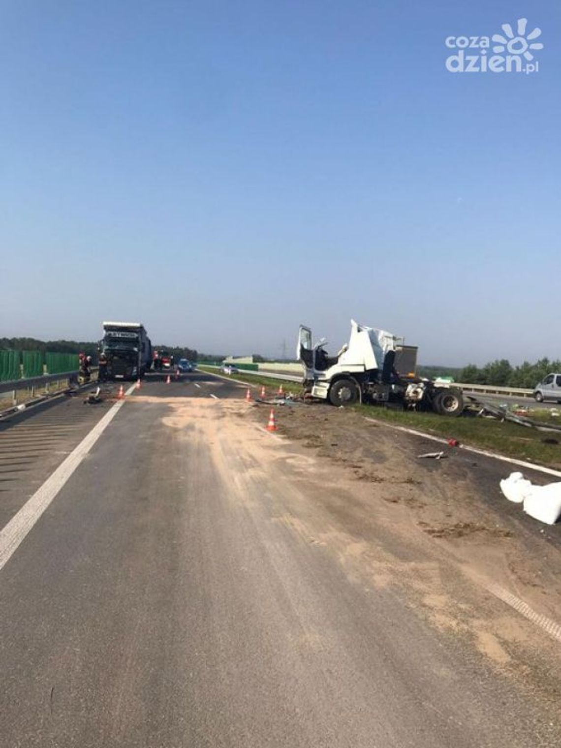 Zderzenie trzech ciężarówek na S7