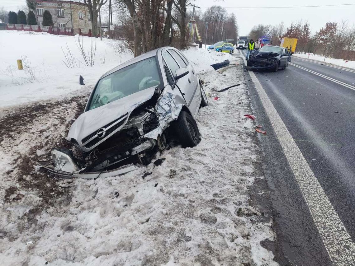 Zderzenie trzech pojazdów na DK 79. Jedna osoba trafiła do szpitala Zderzenie trzech pojazdów na DK 79. Jedna osoba trafiła do szpitala
