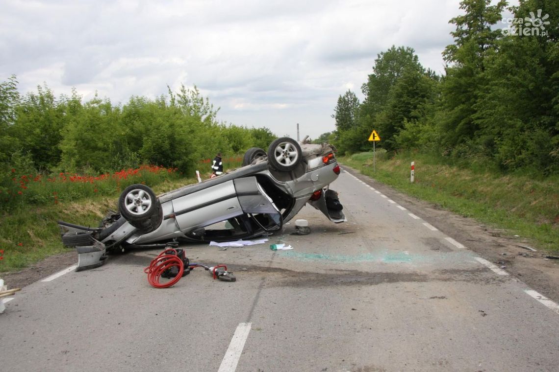 Zderzenie trzech pojazdów w Wierzbicy, dwa dachowały
