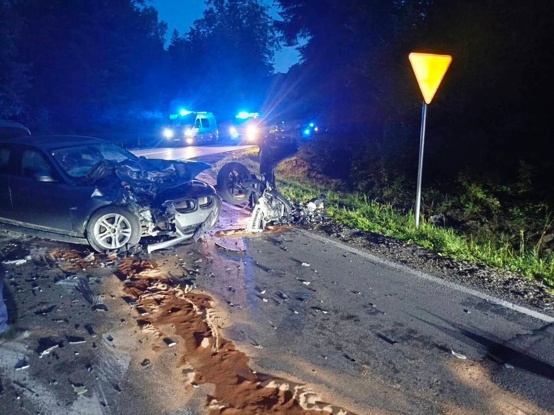 Zderzyły się samochód i motocykl. Kierowca zginął na miejscu