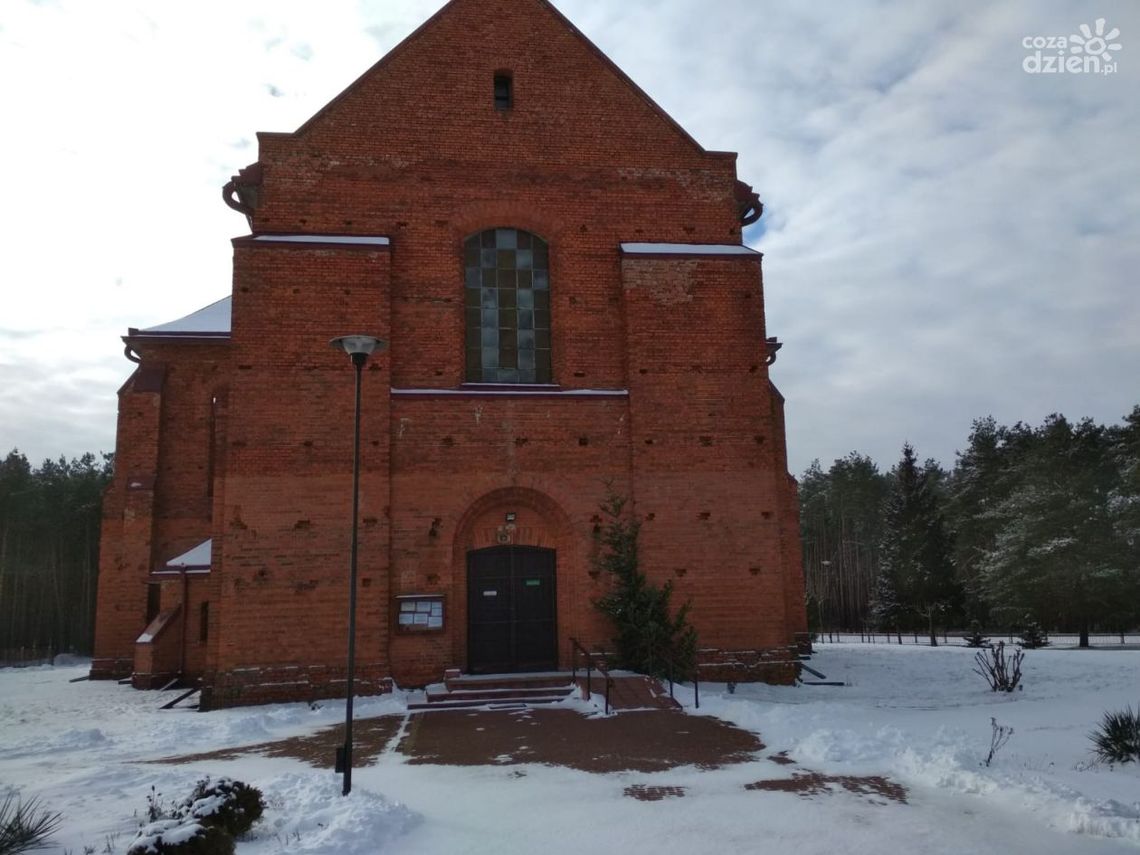 Zdewastował kościół, ukradł paschał i oświetlenia choinkowe