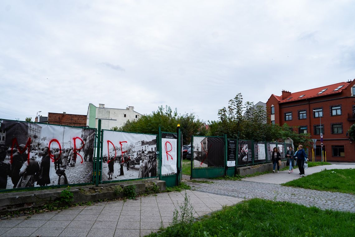 Zdewastowana wystawa