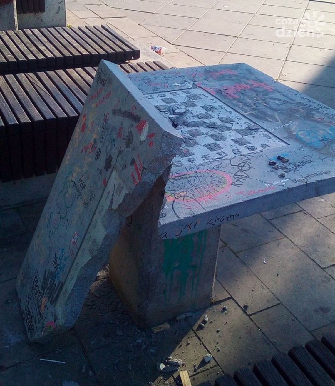 Zdewastowany stolik. Po raz kolejny 