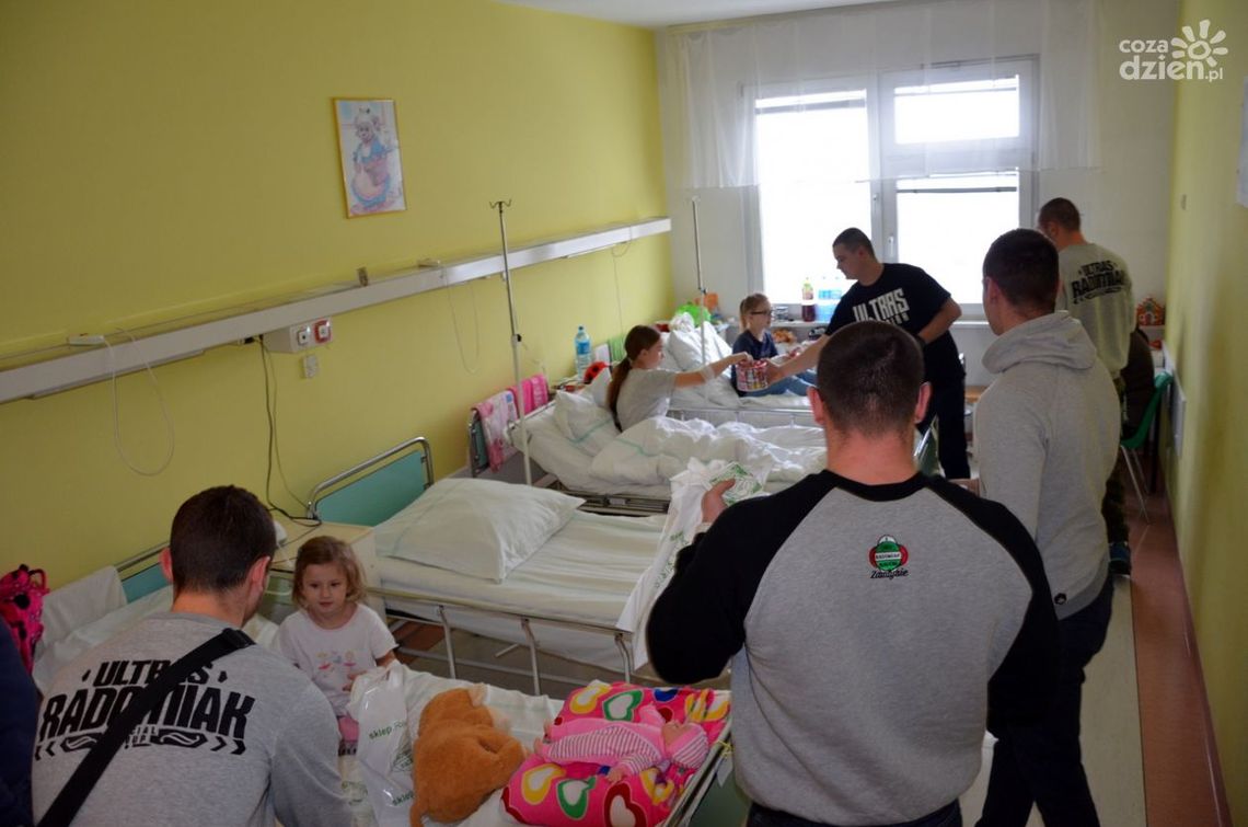 Zielony Mikołaj odwiedził chorujące dzieci!