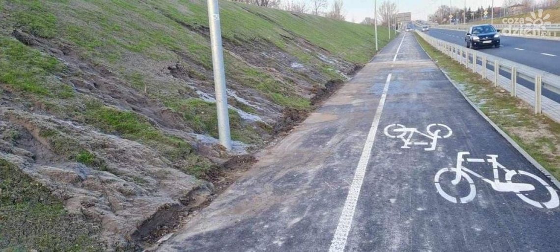 Ziemia, która osunęła się na ścieżkę została uprzątnięta