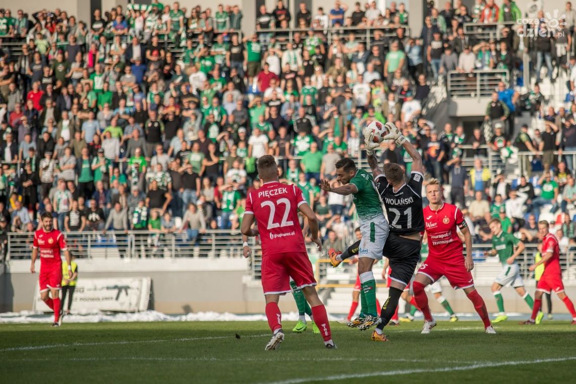 Zima w II lidze. Chaos w Widzewie, długi w Bełchatowie i cień Islandii