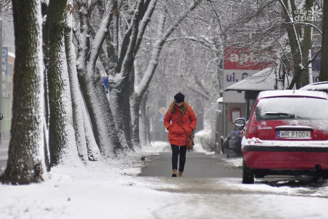 Zima zawitała do Radomia. Ślisko na chodnikach i drogach! Zima zawitała do Radomia. Ślisko na chodnikach i drogach!