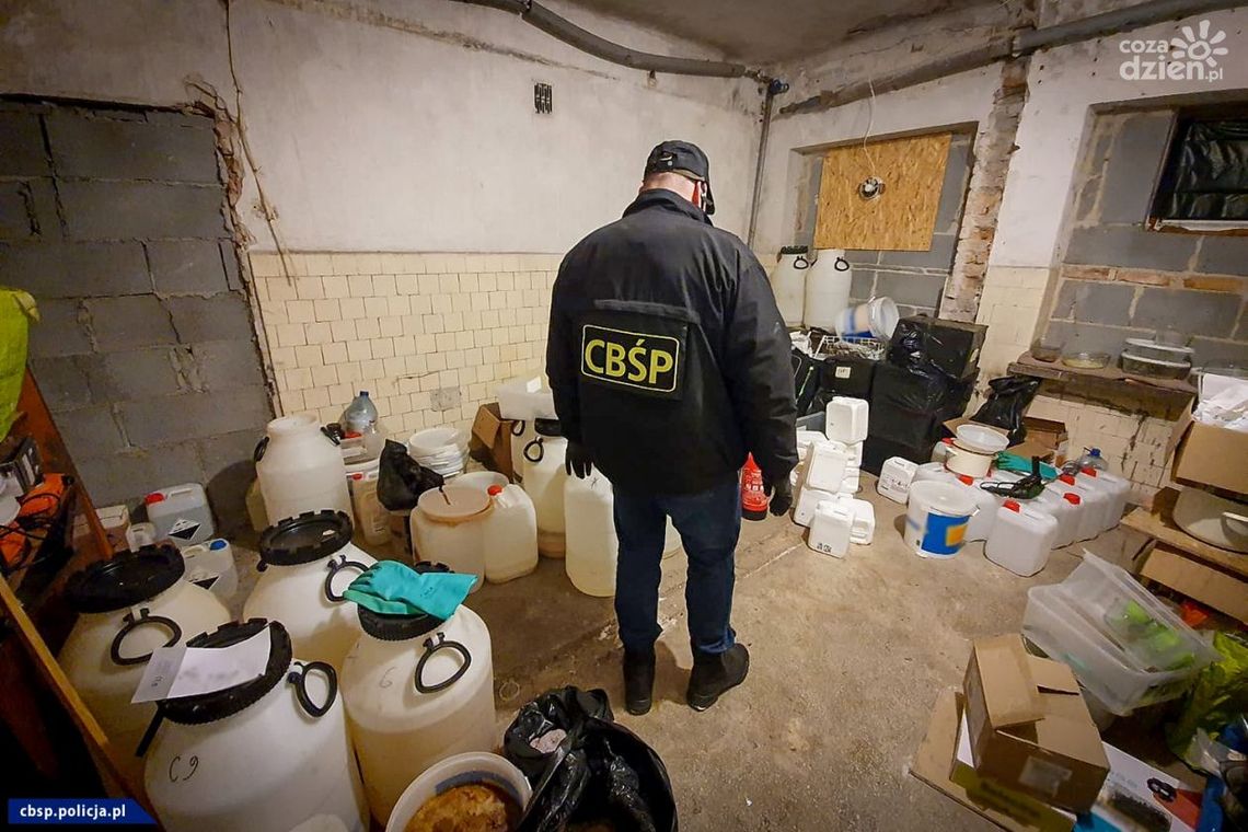 Zlikwidowano laboratorium metamfetaminy pod Grójcem (wideo)