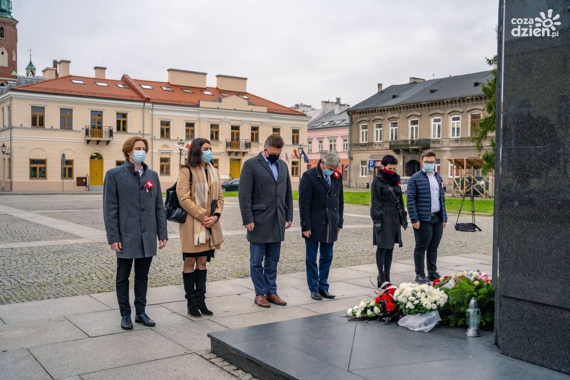 Złożyli kwiaty pod pomnikiem. Nie będzie marszu wolności