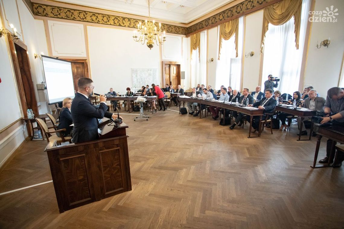 Zmiany w budżecie. Kto daje i odbiera...