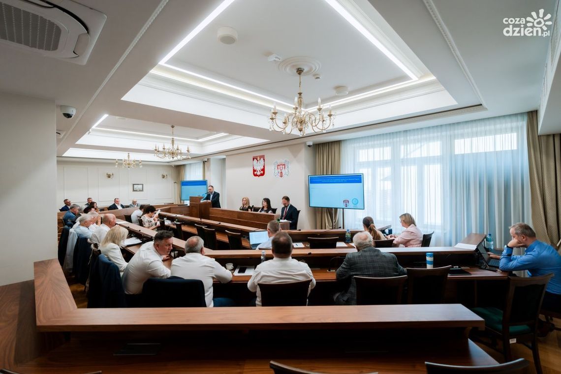 Zmiany w budżecie, raport o szpitalu i pomysł ograniczenia sprzedaży alkoholu. Co będzie się działo na poniedziałkowej sesji?
