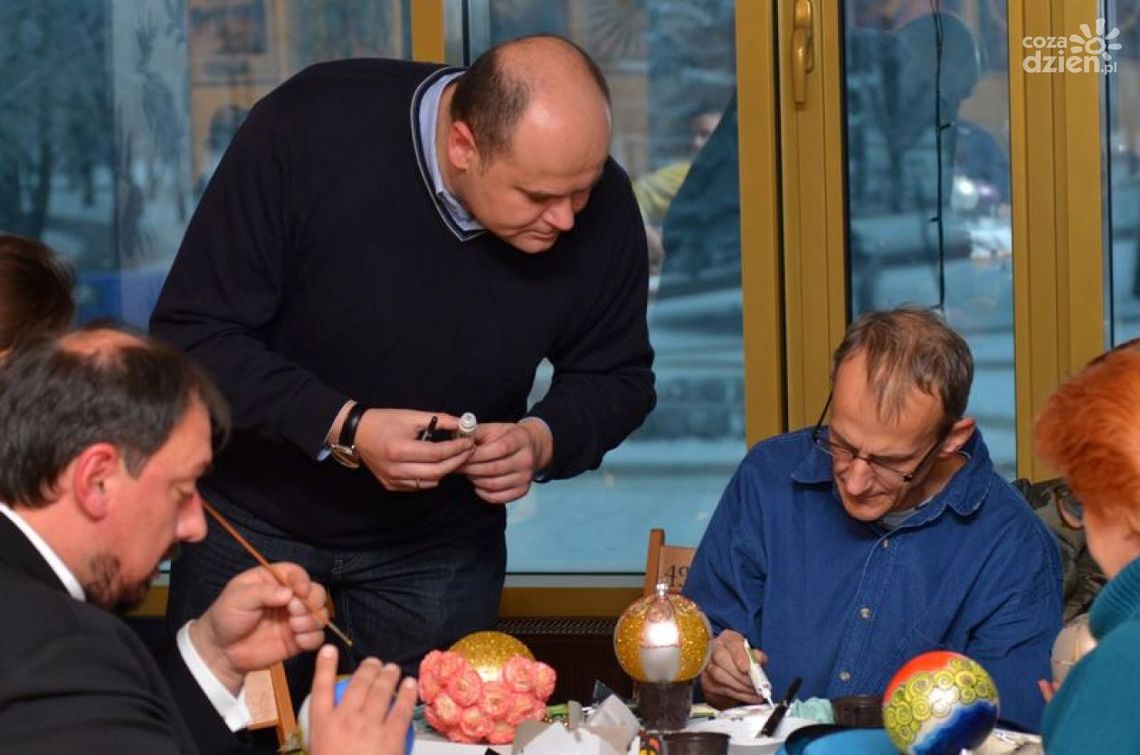 Znani i lubiani malowali świąteczne bombki!