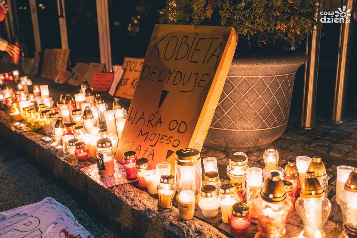 Znicze pod siedzibą PiS. Protest przeciw decyzji TK